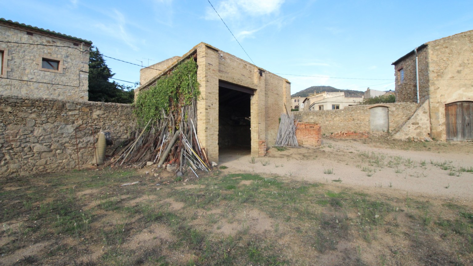 Masia en venta, con terreno, en Pau.