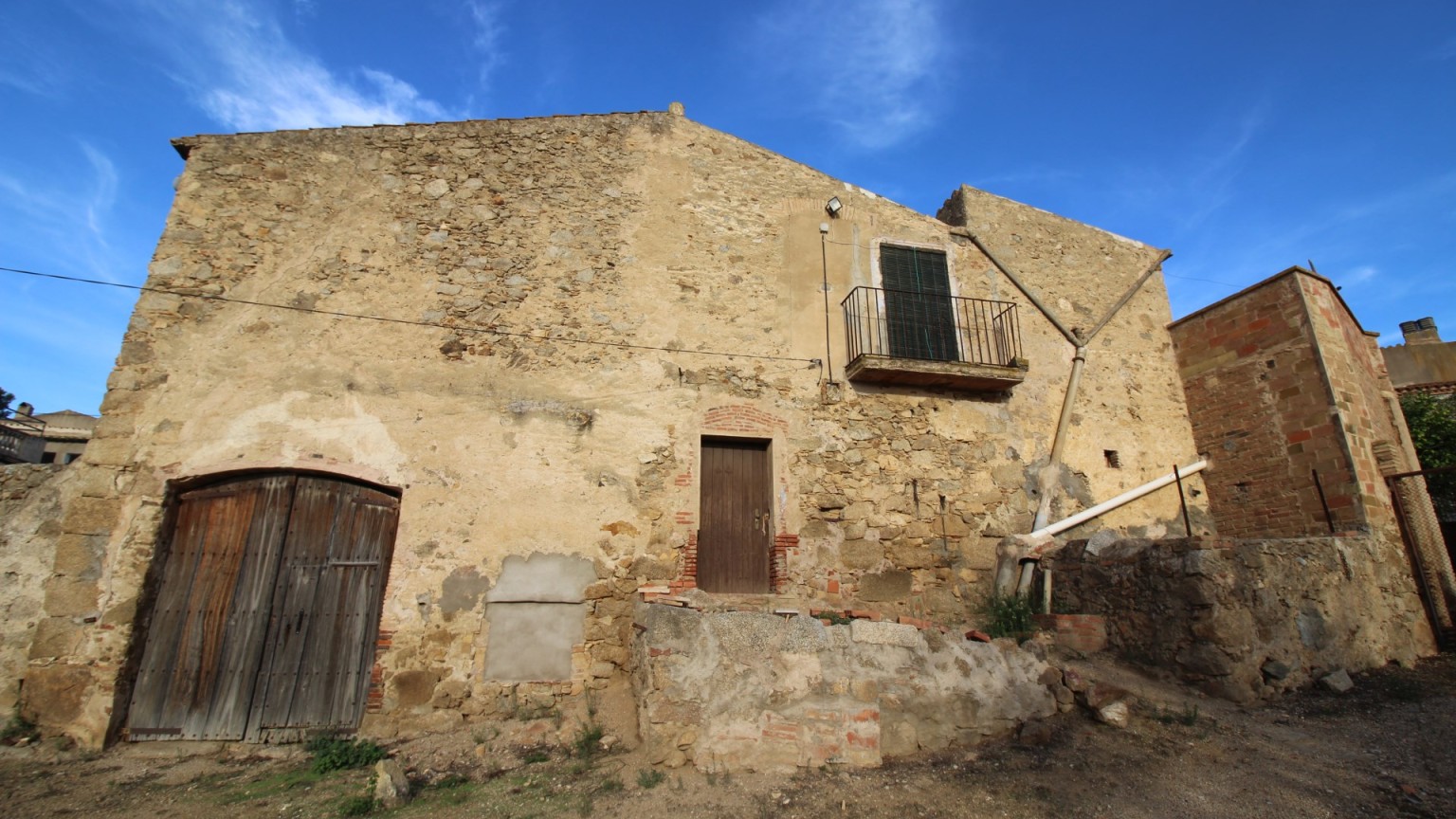 Masia en venda, amb terreny, a Pau.