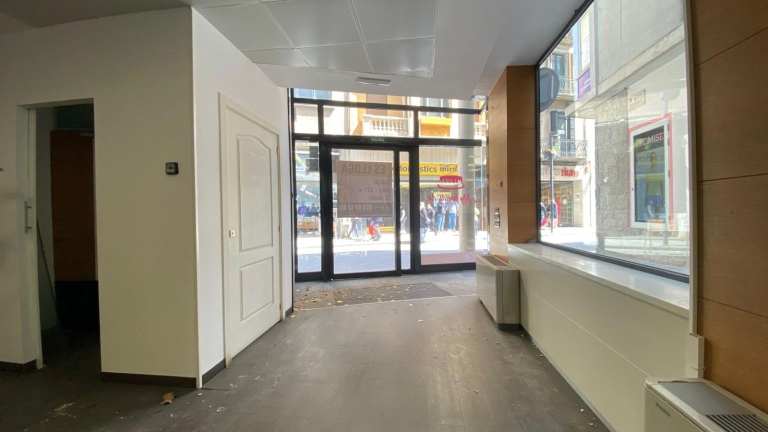 Local comercial en alquiler, de 221,43m² en total, en pleno centro ciudad.
