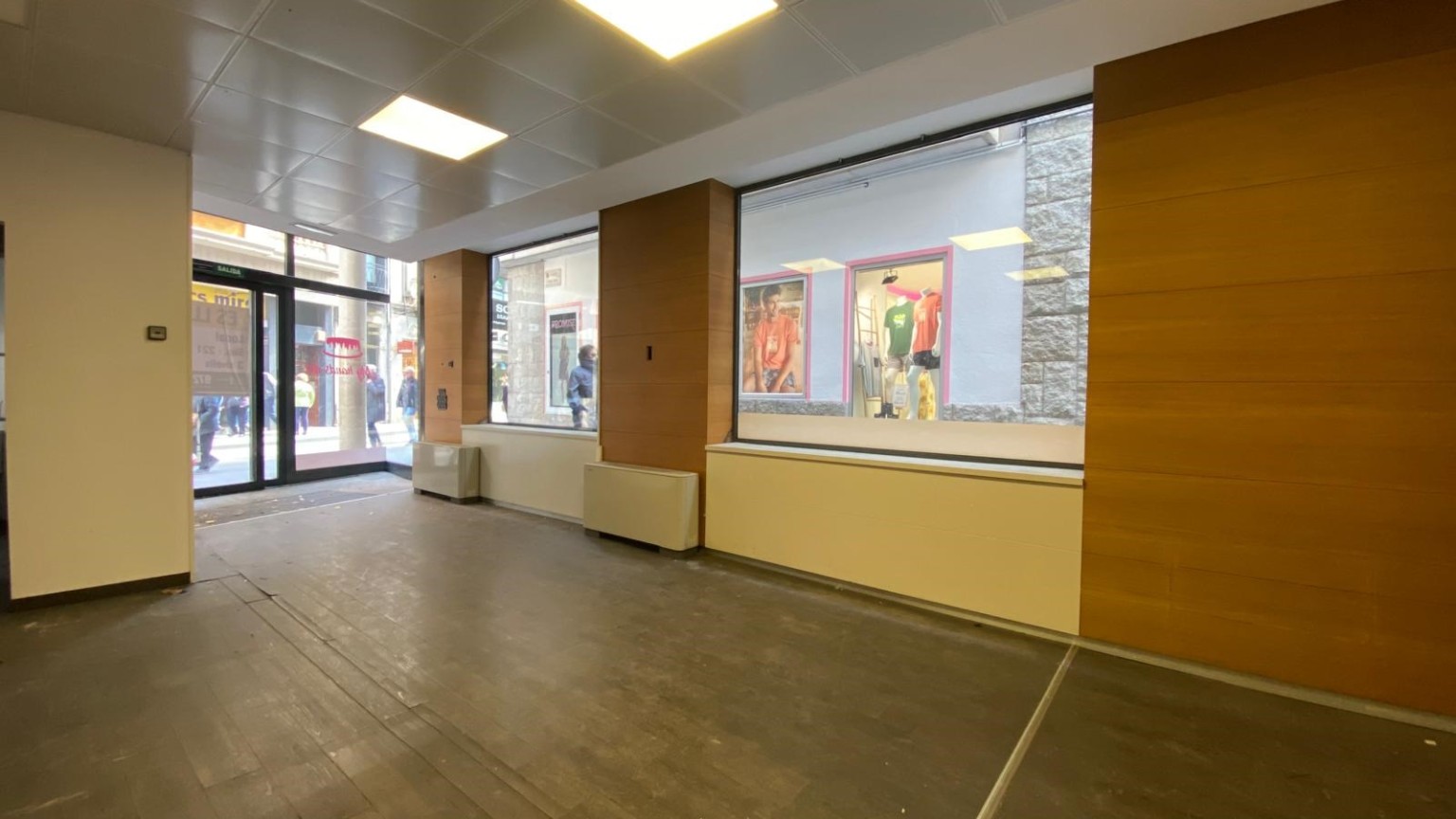 Local comercial en alquiler, de 221,43m² en total, en pleno centro ciudad.