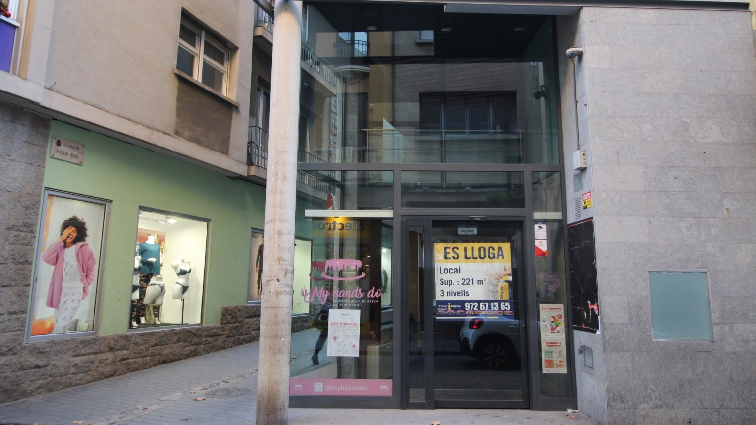 Local comercial en lloguer, de 221,43m² en total, en ple centre ciutat.