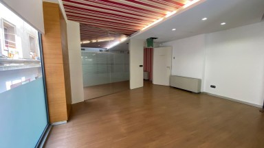 Local comercial en lloguer, de 221,43m² en total, en ple centre ciutat.