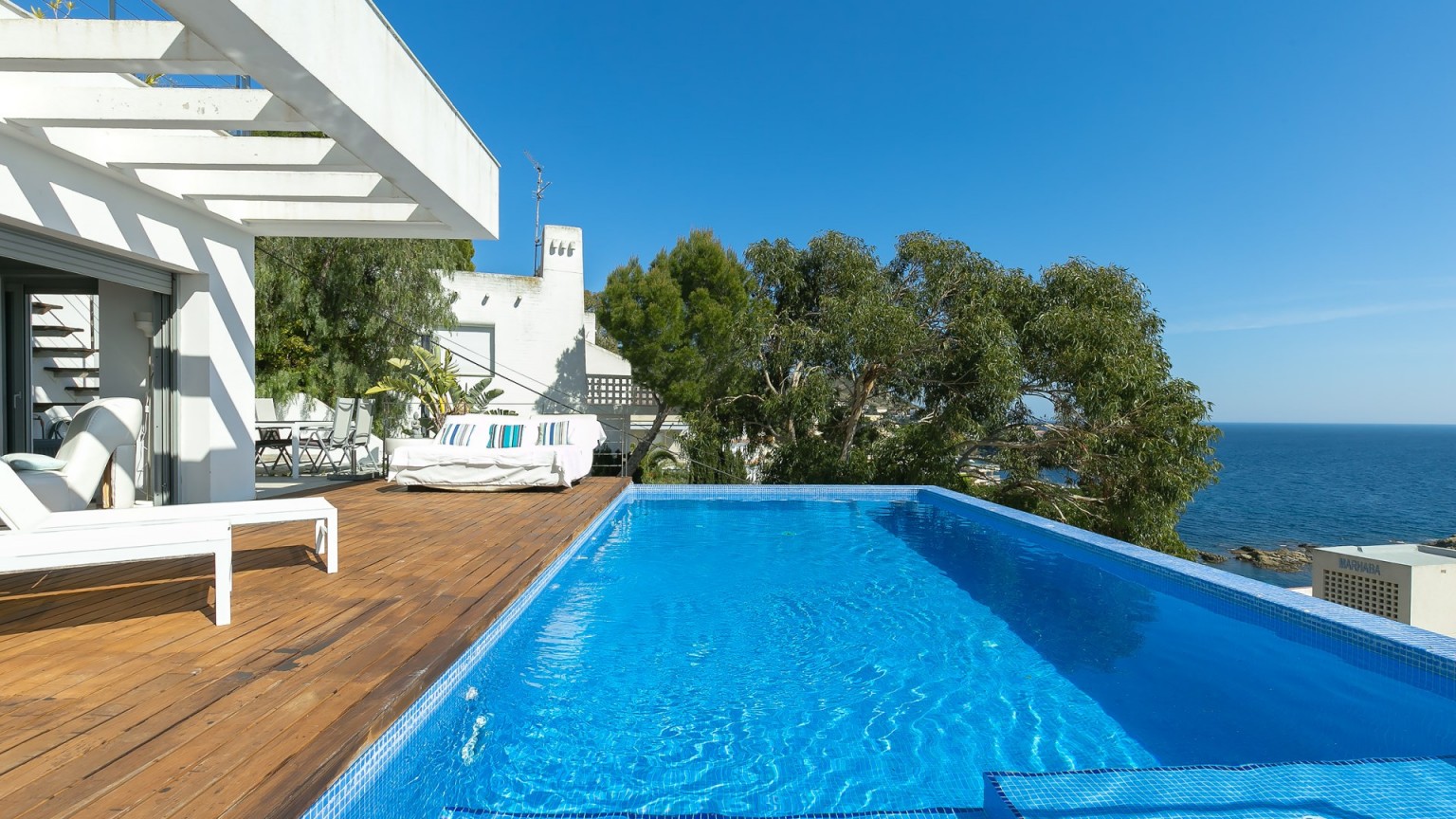 Magnífica villa en Almadrava, con gran piscina privada y espectaulares vistas al mar.