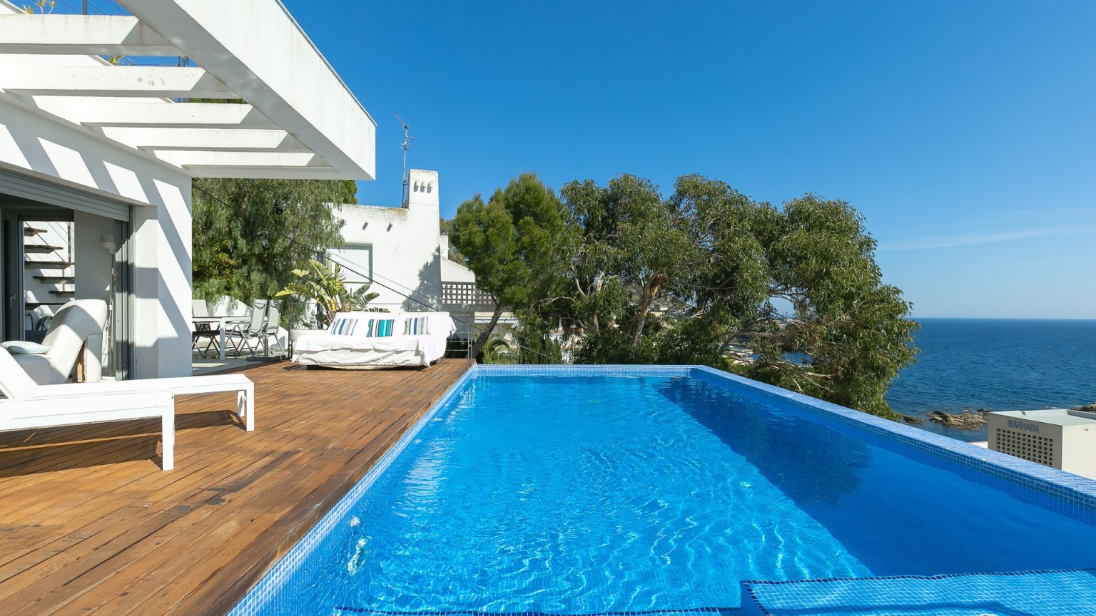 Magnífica villa en venta, en Almadrava, con gran piscina privada y espectaulares vistas al mar