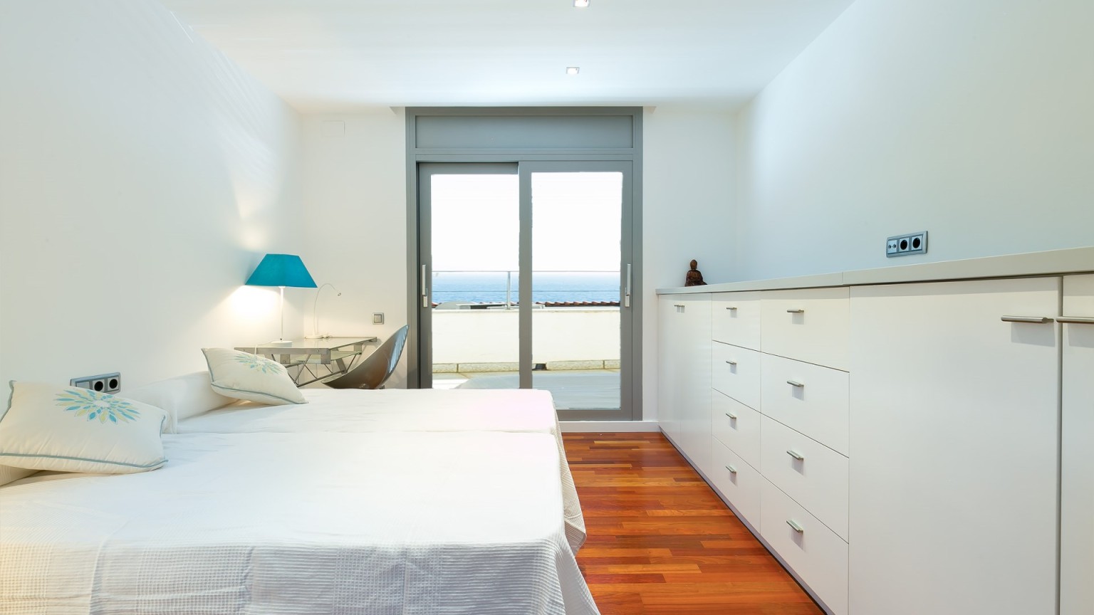 Magnífica villa en venta, en Almadrava, con gran piscina privada y espectaulares vistas al mar