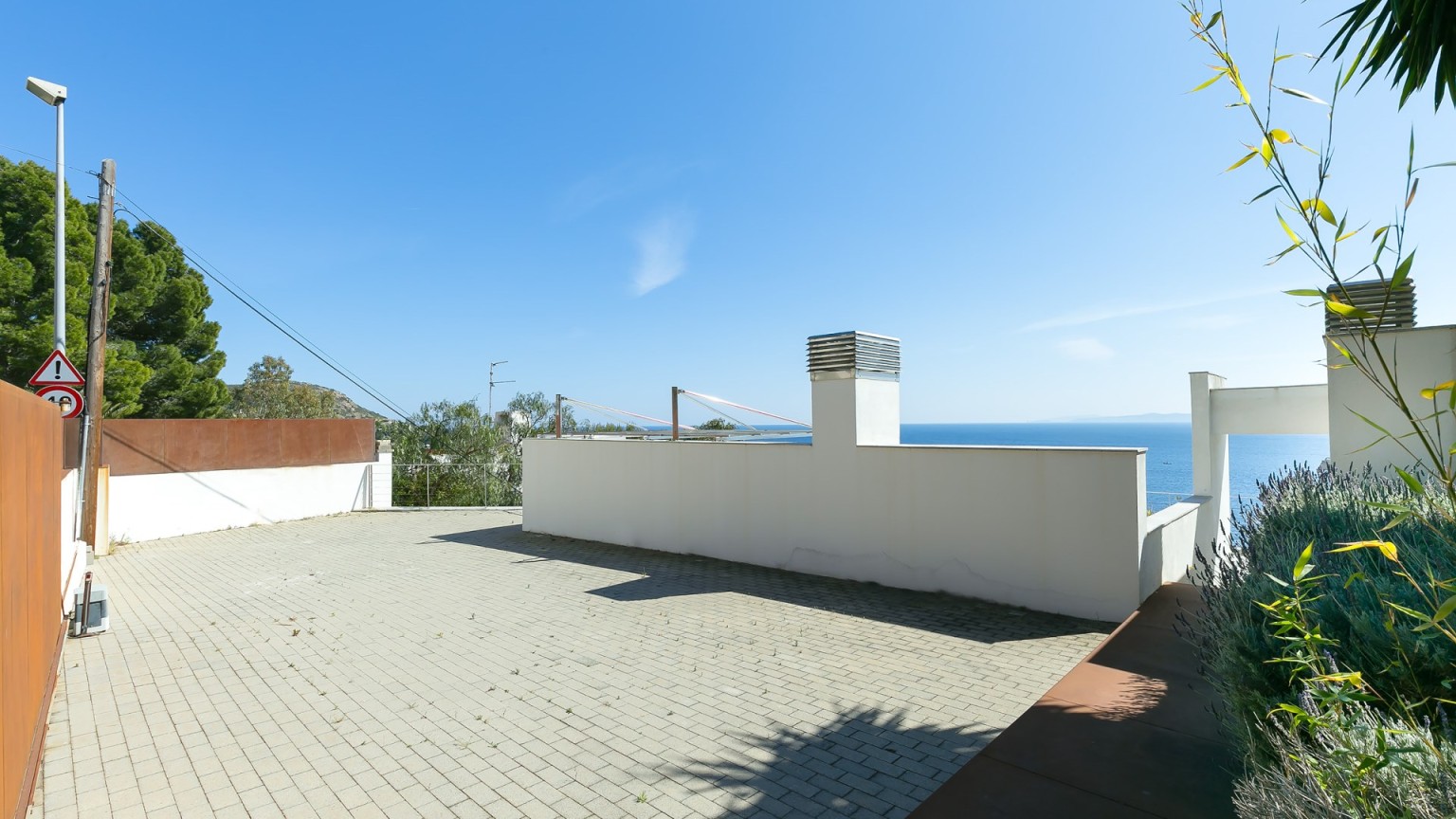 Magnífica villa en venta, en Almadrava, con gran piscina privada y espectaulares vistas al mar