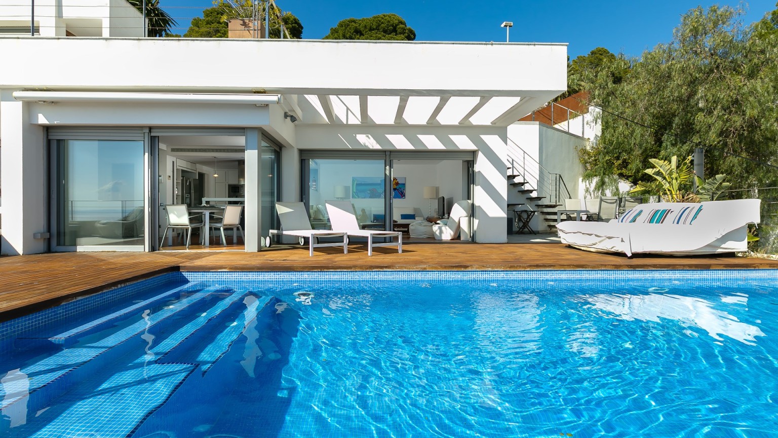 Magnífica villa en Almadrava, con gran piscina privada y espectaulares vistas al mar.