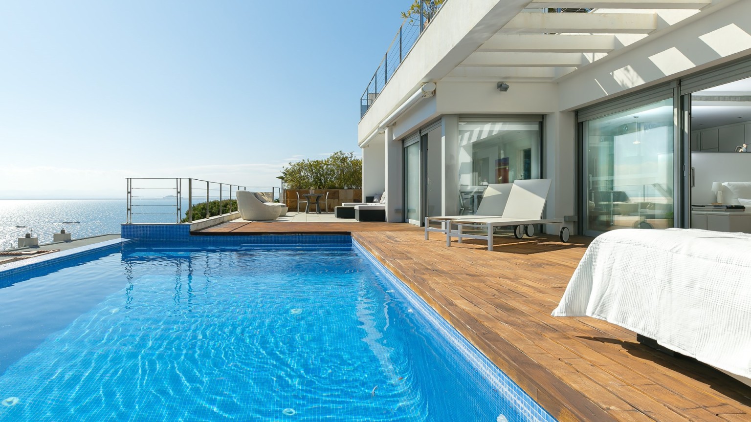 Magnífica villa en venta, en Almadrava, con gran piscina privada y espectaulares vistas al mar