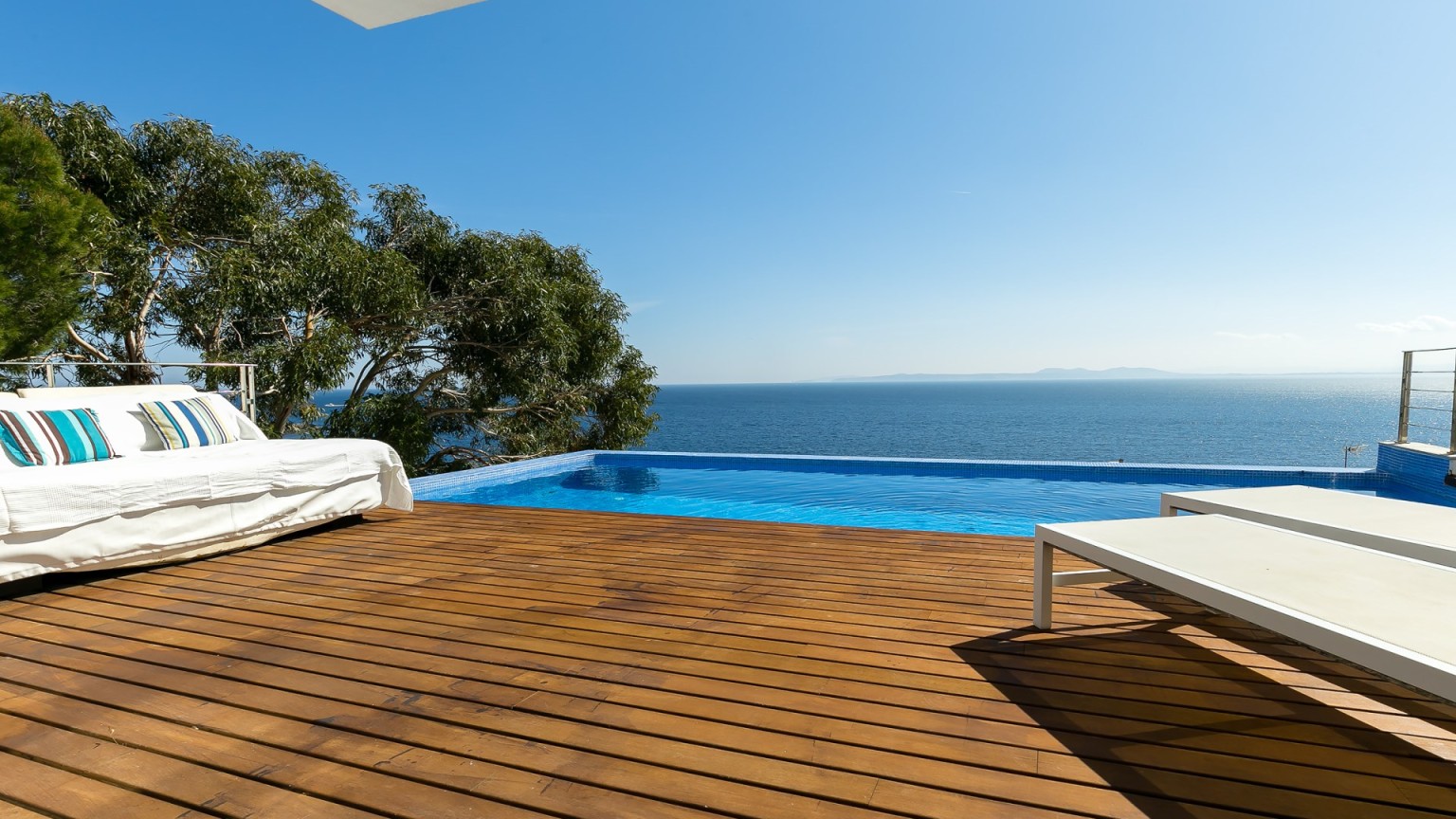 Magnífica villa en Almadrava, con gran piscina privada y espectaulares vistas al mar.