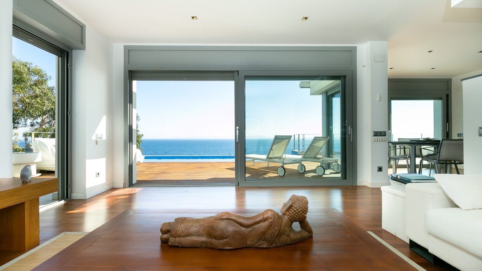 Magnífica villa en Almadrava, con gran piscina privada y espectaulares vistas al mar.