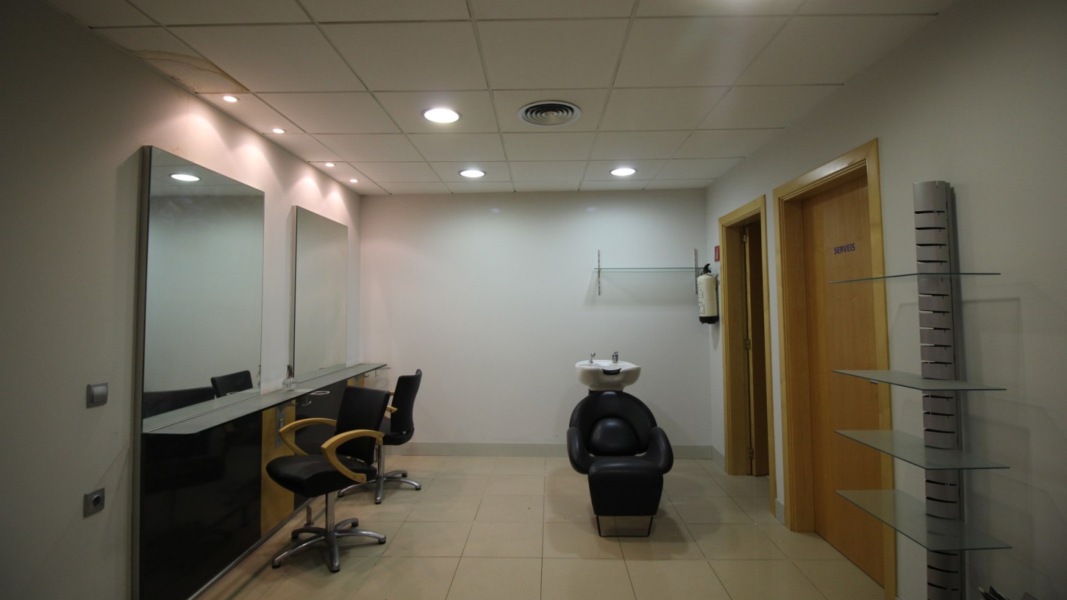 Hairdresser for rent in Figueres center