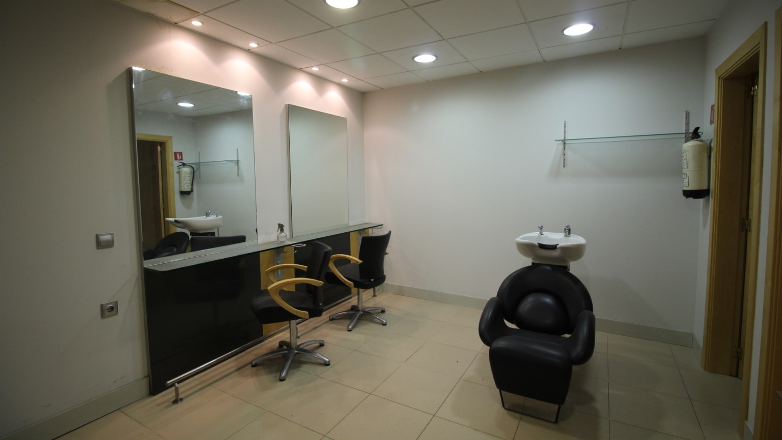 Hairdresser for rent in Figueres center