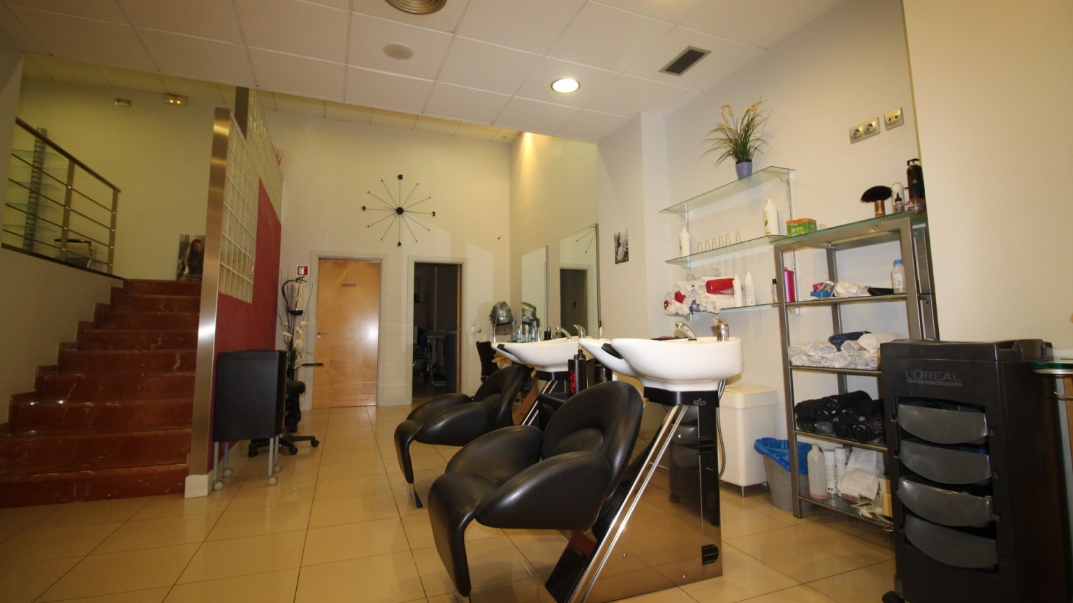 Hairdresser for rent in Figueres center