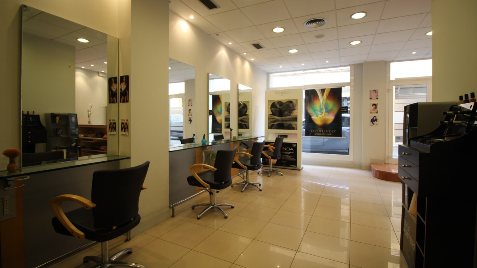 Hairdresser for rent in Figueres center