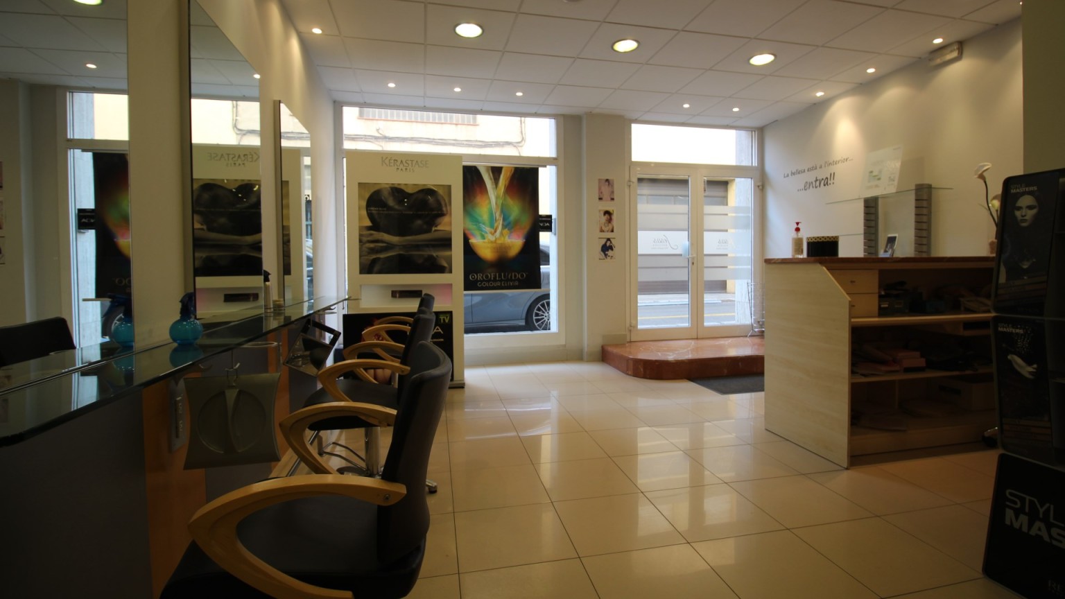 Hairdresser for rent in Figueres center