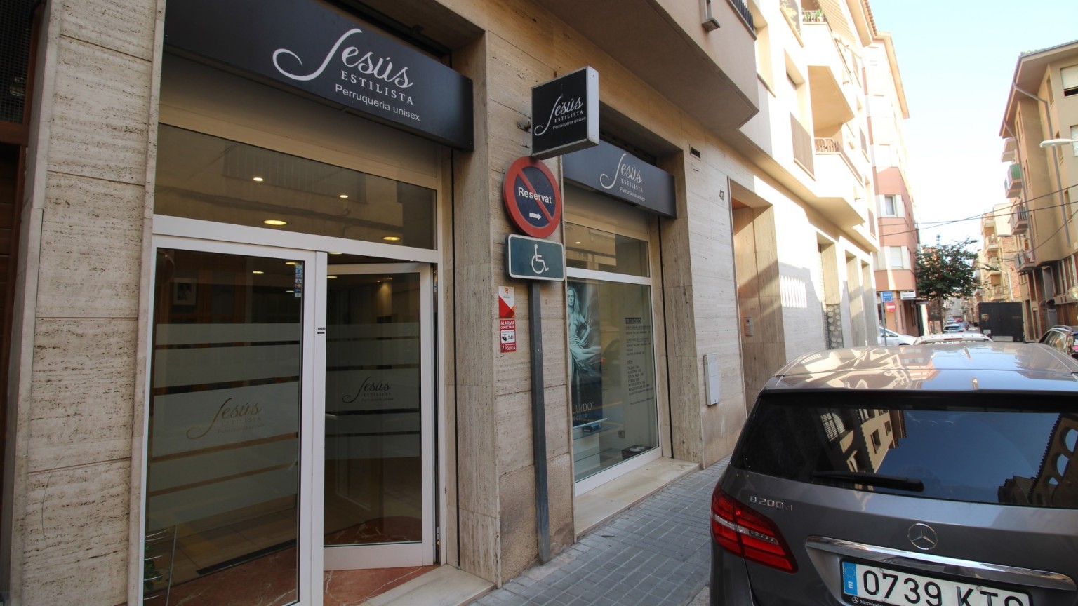 Hairdresser for rent in Figueres center