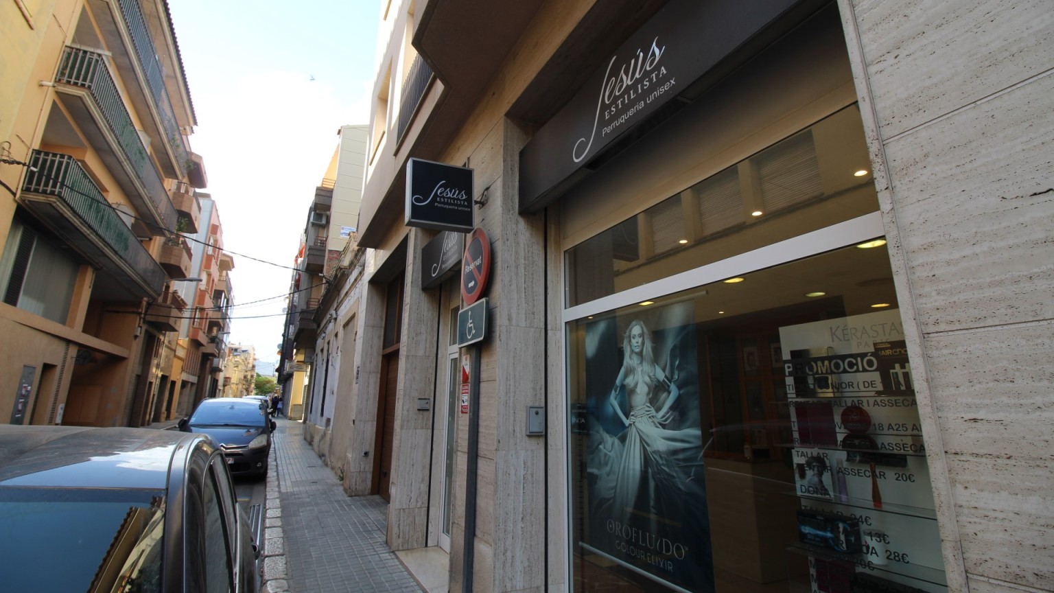 Hairdresser for rent in Figueres center