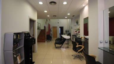 Hairdresser for rent in Figueres center