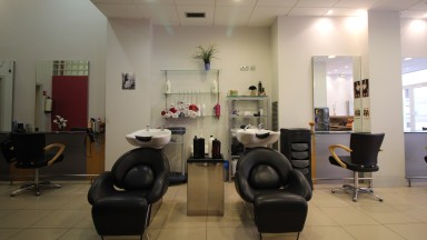 Hairdresser for rent in Figueres center