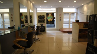 Hairdresser for rent in Figueres center