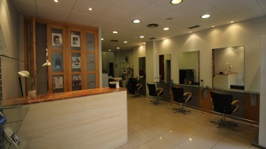 Hairdresser for rent in Figueres center