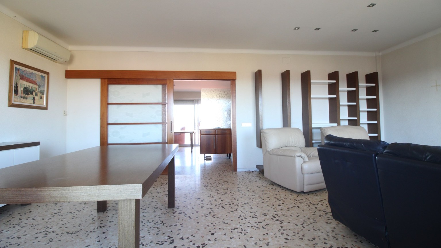 Inmueble en venta compuesto de casa+nave, situada  en Vilafant con gran jardin privado.