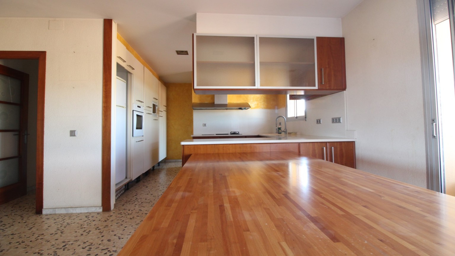 Inmueble en venta compuesto de casa+nave, situada  en Vilafant con gran jardin privado.