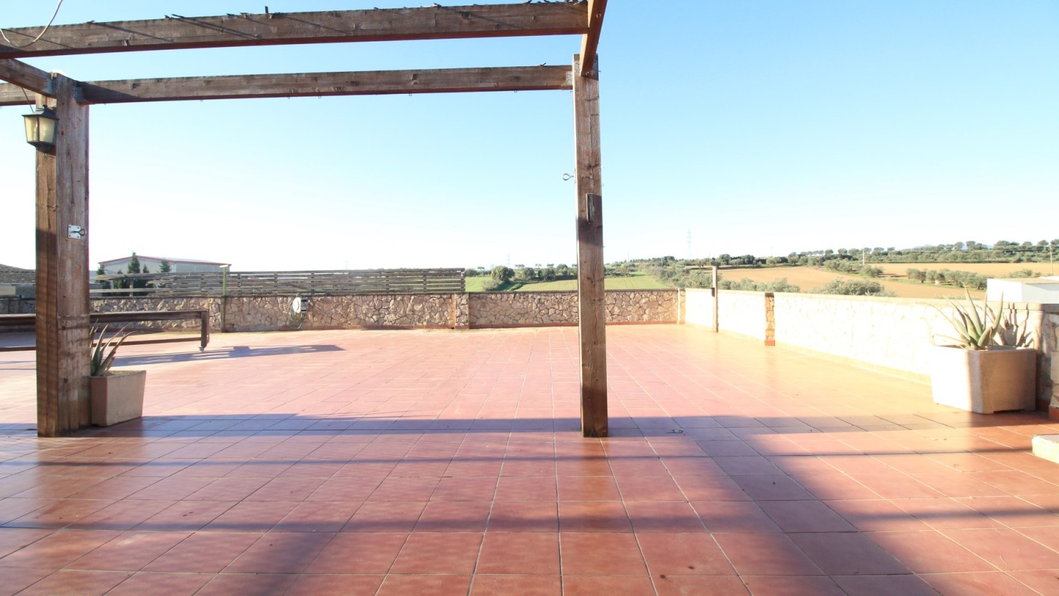 Property for sale consisting of house + barn, located in Vilafant with large private garden.