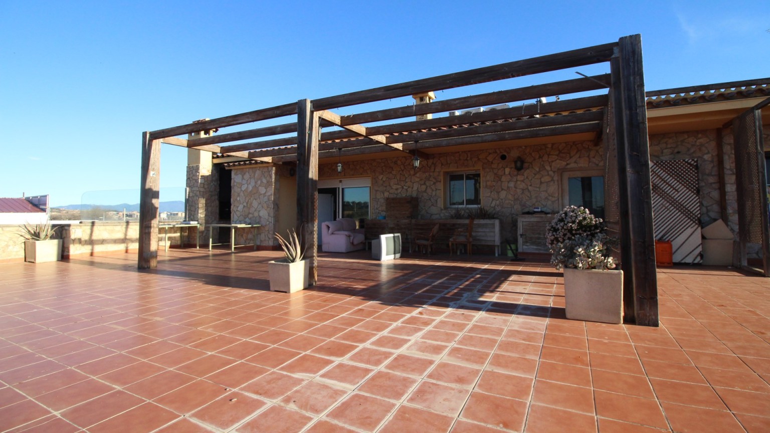 Property for sale consisting of house + barn, located in Vilafant with large private garden.