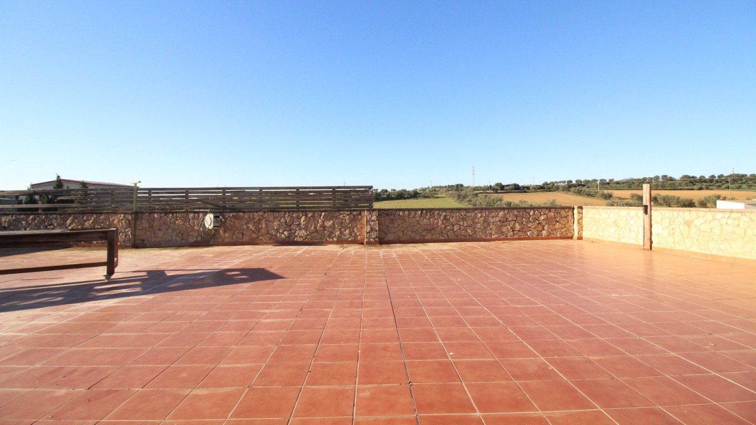 Property for sale consisting of house + barn, located in Vilafant with large private garden.