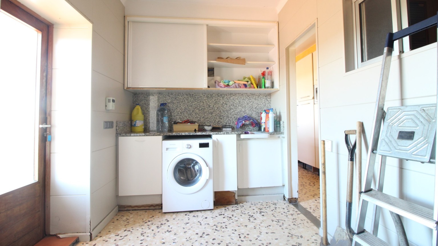 Inmueble en venta compuesto de casa+nave, situada  en Vilafant con gran jardin privado.