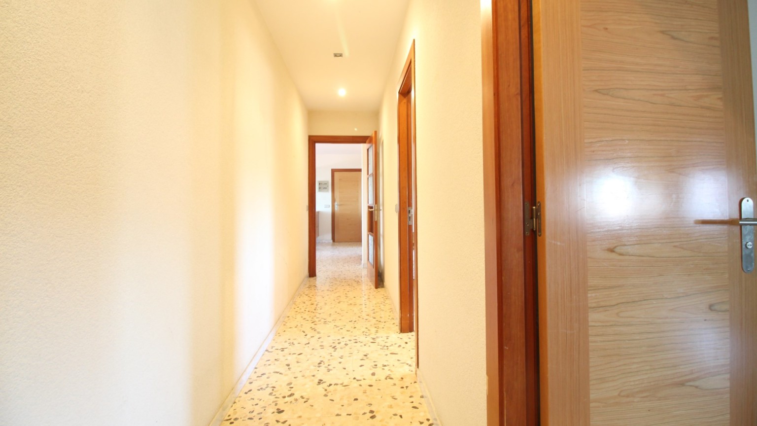 Inmueble en venta compuesto de casa+nave, situada  en Vilafant con gran jardin privado.