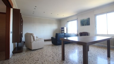 Inmueble en venta compuesto de casa+nave, situada  en Vilafant con gran jardin privado.