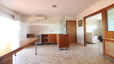 Inmueble en venta compuesto de casa+nave, situada  en Vilafant con gran jardin privado.