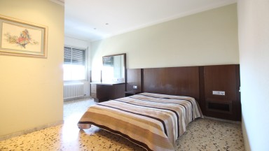 Inmueble en venta compuesto de casa+nave, situada  en Vilafant con gran jardin privado.