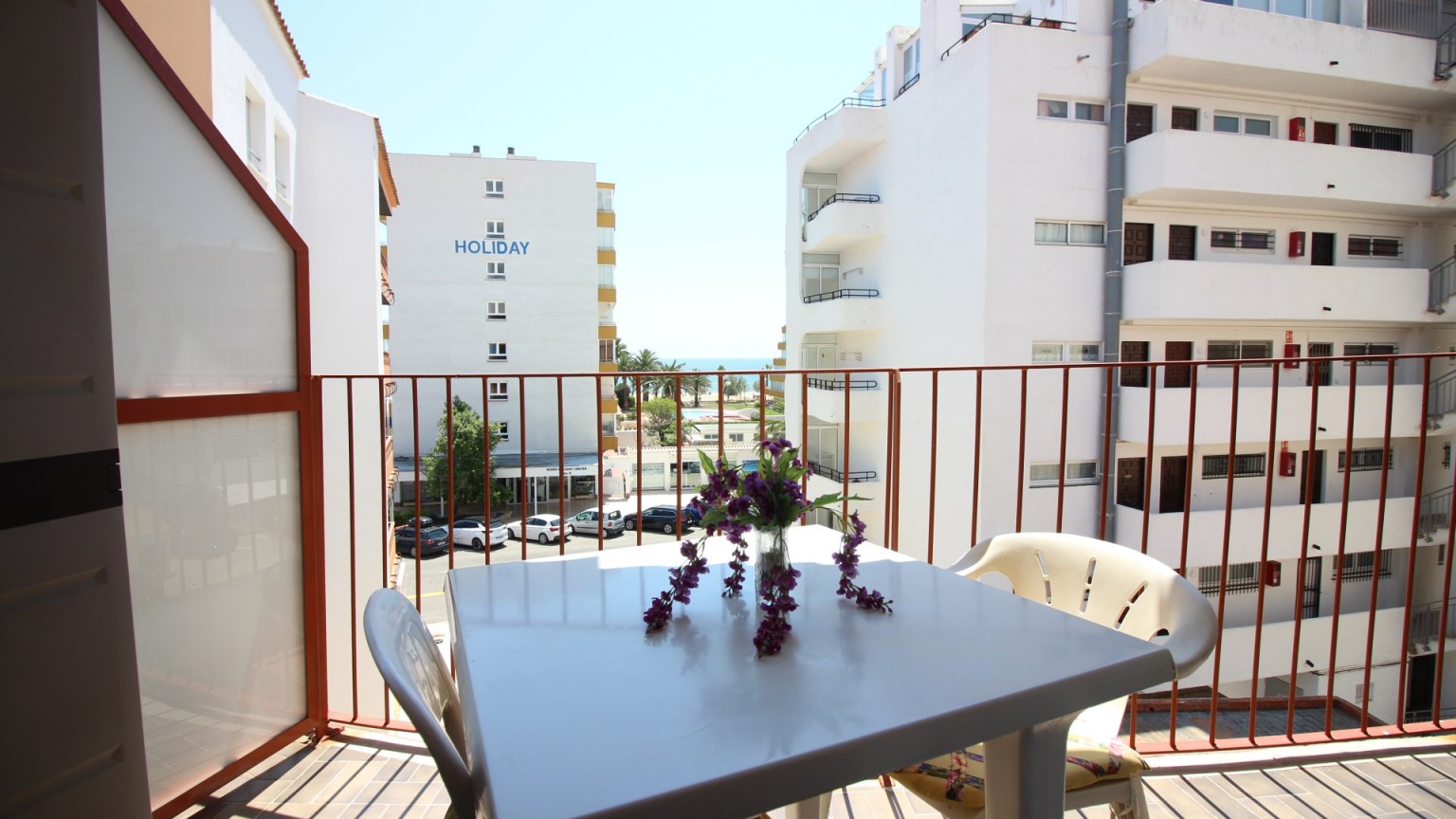 Dernier étage à vendre, une chambre, avec vue sur la mer.