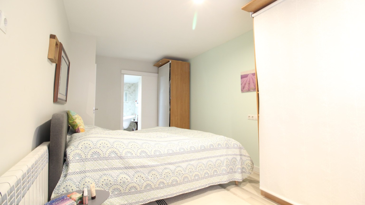 Appartement à vendre, entièrement rénové, 4 chambres, situé au centre.