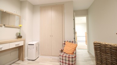 Appartement à vendre, entièrement rénové, 4 chambres, situé au centre.