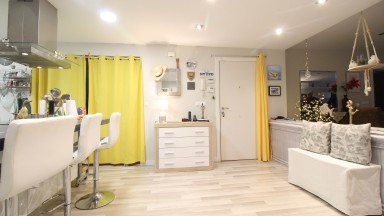 Appartement à vendre, entièrement rénové, 4 chambres, situé au centre.