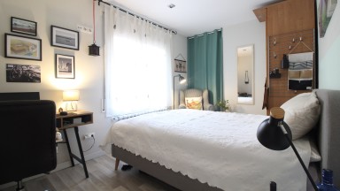 Appartement à vendre, entièrement rénové, 4 chambres, situé au centre.