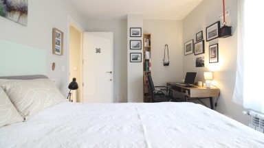 Appartement à vendre, entièrement rénové, 4 chambres, situé au centre.