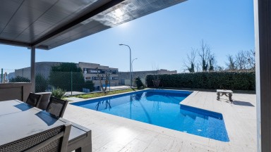 Casa unifamiliar amb piscina a Vilablareix.