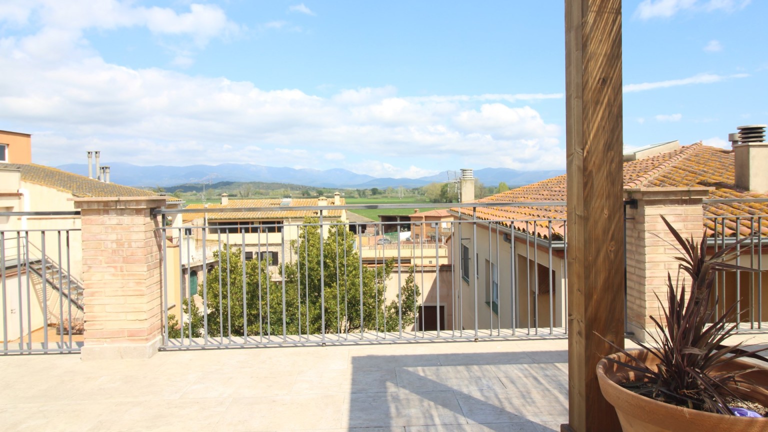 House for sale of ground floor and two floors, with patio and terrace in Cabanes