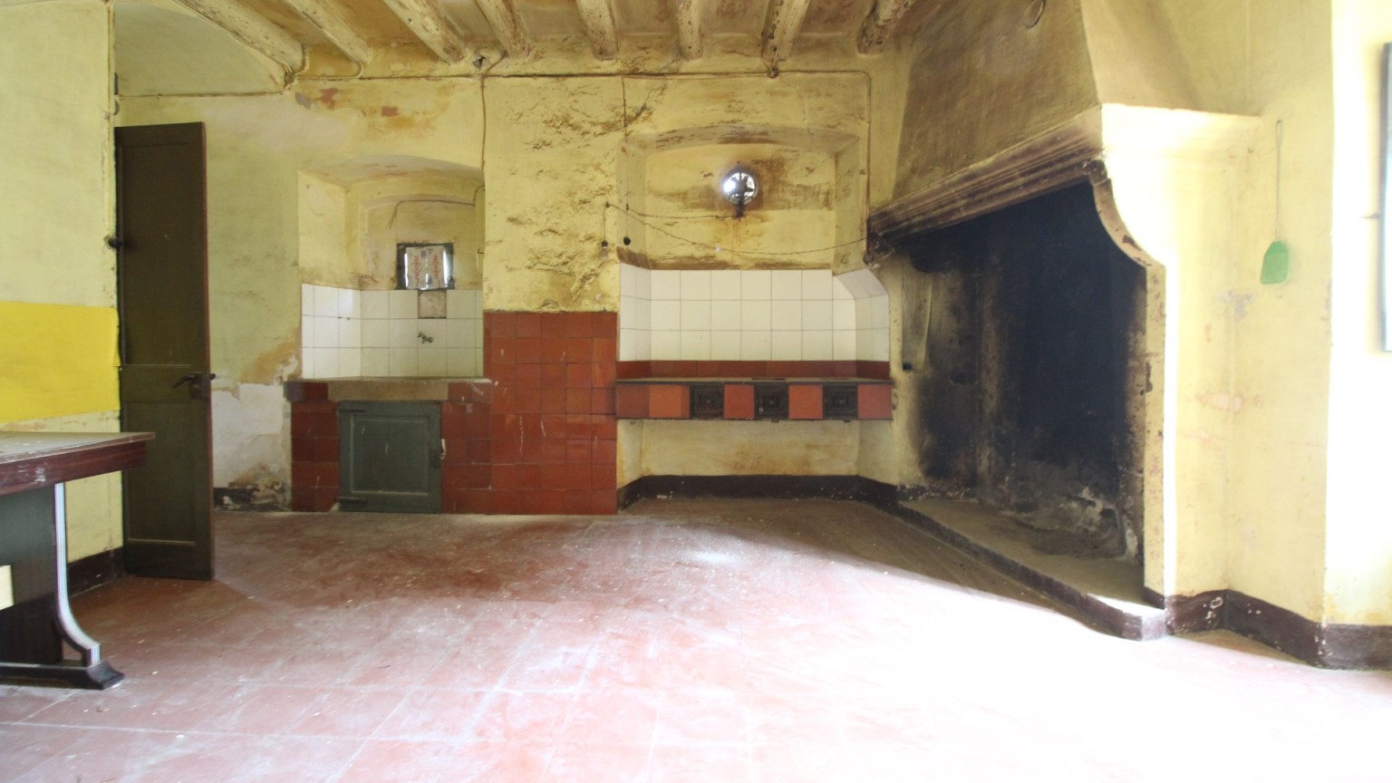 Rustic house for sale, totally to be reformed, with large plot of land, in Peralada.