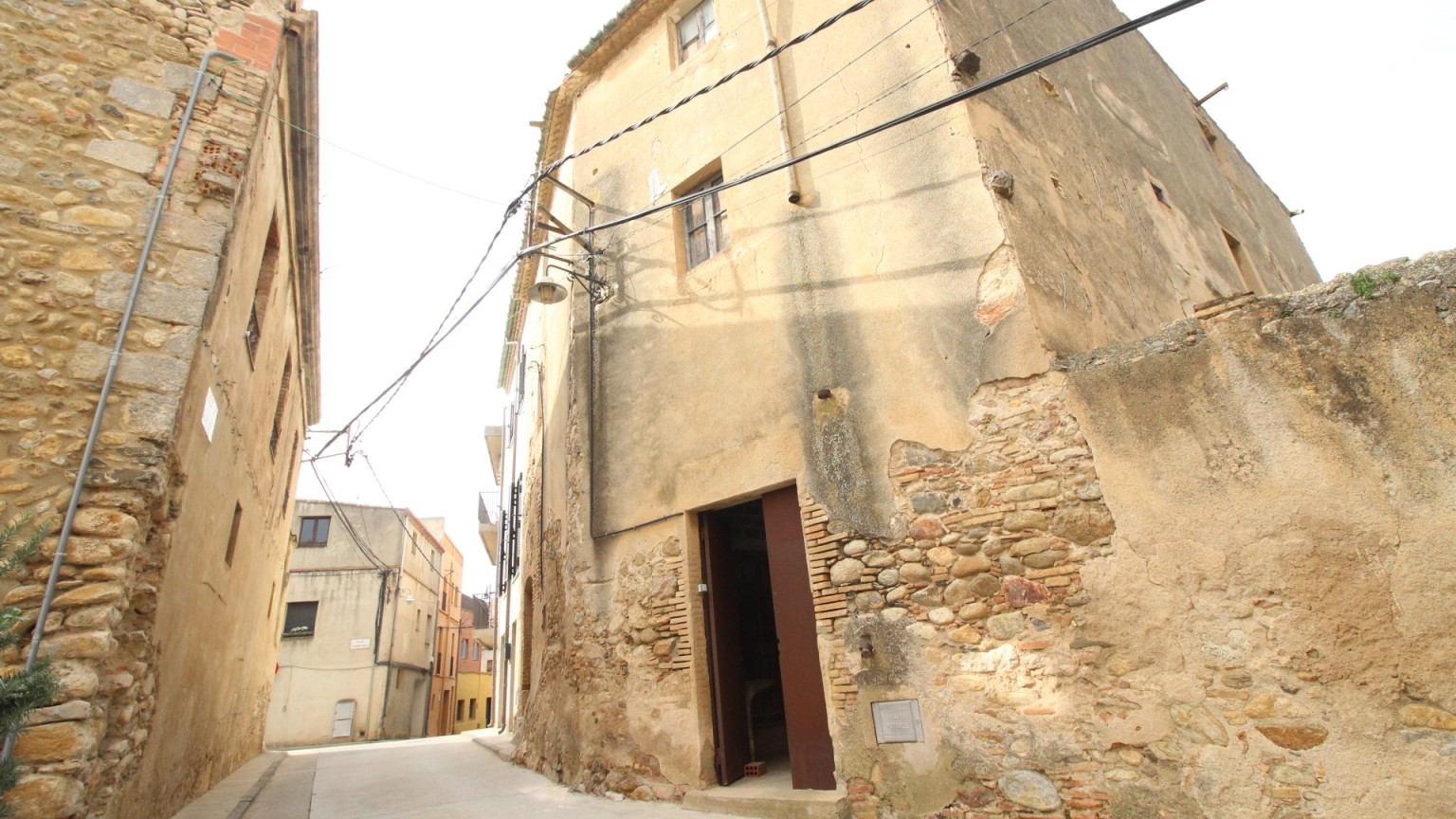 Rustic house for sale, totally to be reformed, with large plot of land, in Peralada.