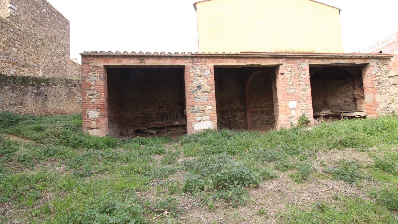 Maison rustique à vendre, totalement à réformer, avec grand terrain, à Peralada.