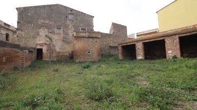 Maison rustique à vendre, totalement à réformer, avec grand terrain, à Peralada.