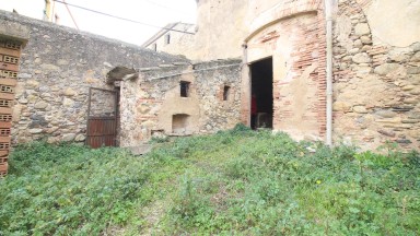 Rustic house for sale, totally to be reformed, with large plot of land, in Peralada.