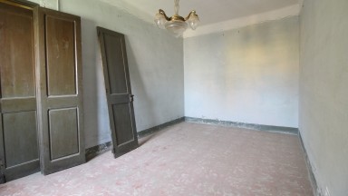 Casa rústica en venta, totalmente por reformar, con gran extensión de terreno, en Peralada.