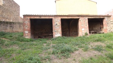 Rustic house for sale, totally to be reformed, with large plot of land, in Peralada.